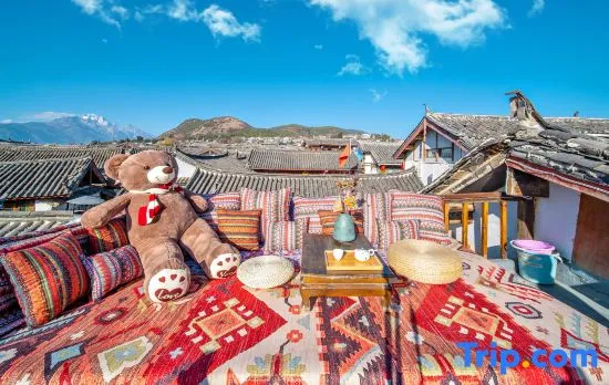 Lijiang pure sunshine · panoramic view of the ancient city and snow mountain