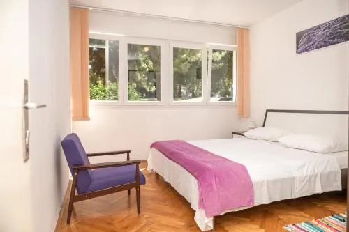 Sunny & Spacious, 2 BR apartment with free parking