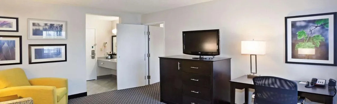 La Quinta Inn & Suites by Wyndham Cleveland Macedonia