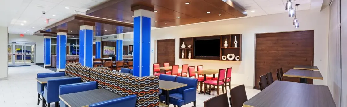 Holiday Inn Express & Suites Tulsa South - Woodland Hills