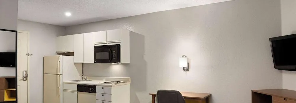 Days Inn & Suites by Wyndham Green Bay Wi.