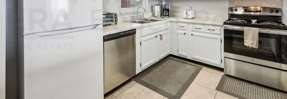 Ocean View Condo, Easy Acces to the Pool and Private Walkway to the Beach by RedAwning