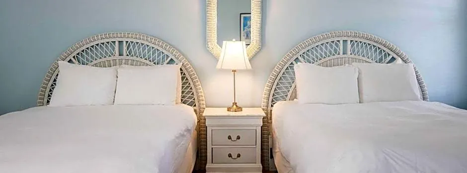 Deluxe Queen at the Curry Mansion - Parking & Heated Pool!