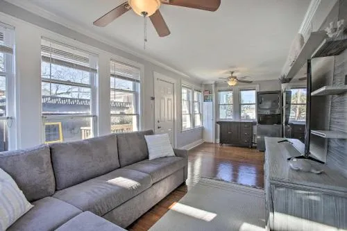 Cozy Beach Bungalow Near Galveston Seawall and Pier