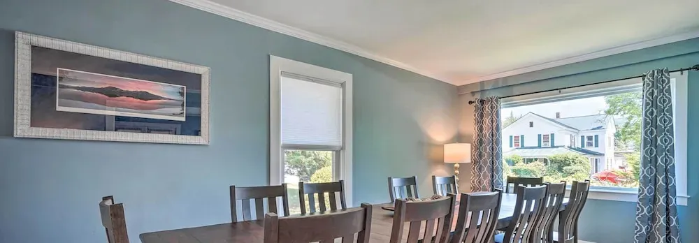 Downtown Retreat w/ Grill, Fire Pit & Wet Bar