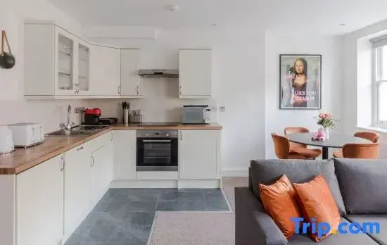 The Foley Residence II - Fitzrovia - by Frankie