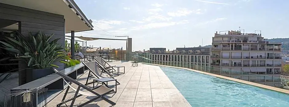 B Hotel