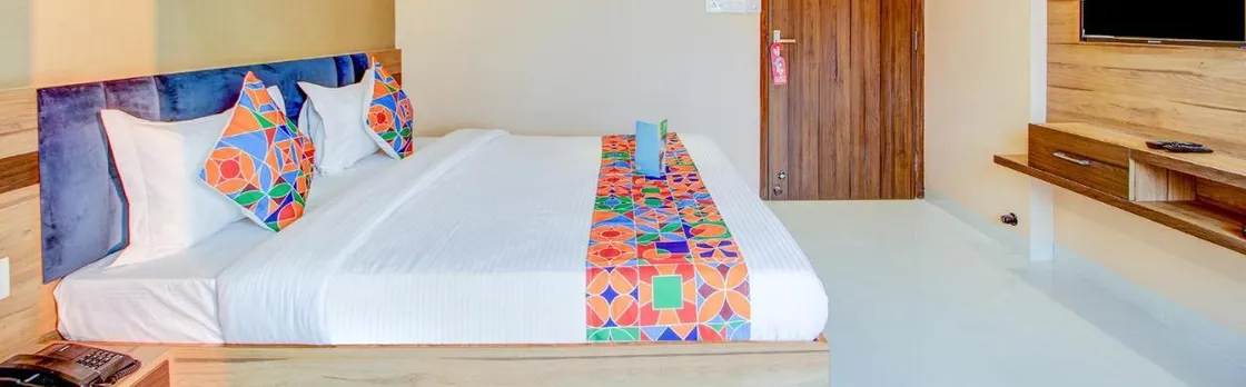 Hotel 7th Crossing by Fabhotel