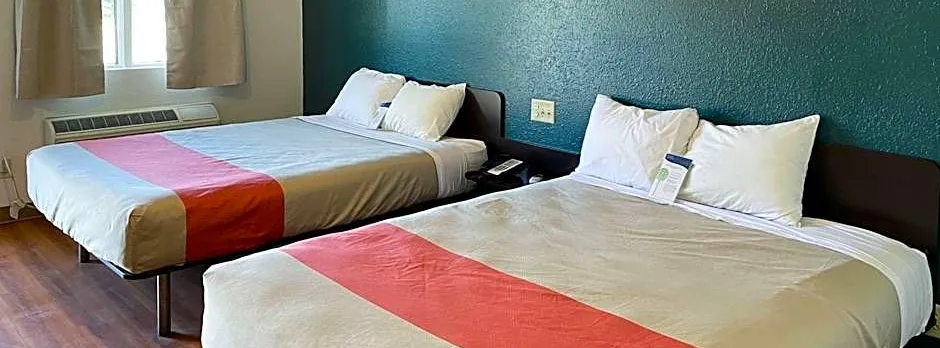 Motel 6 Cameron MO
