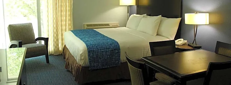 Travelodge by Wyndham Water's Edge Hotel - Racine