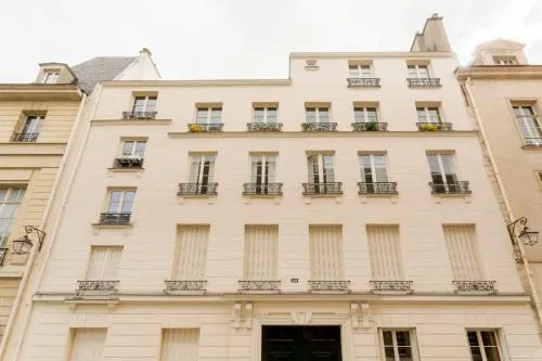 Marais Place des Vosges Sevigne