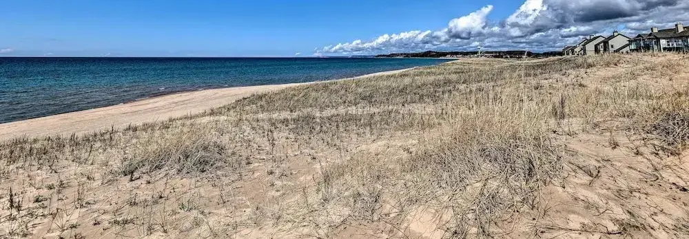 Bright Manistee Condo w/ Beach + Pool Access!