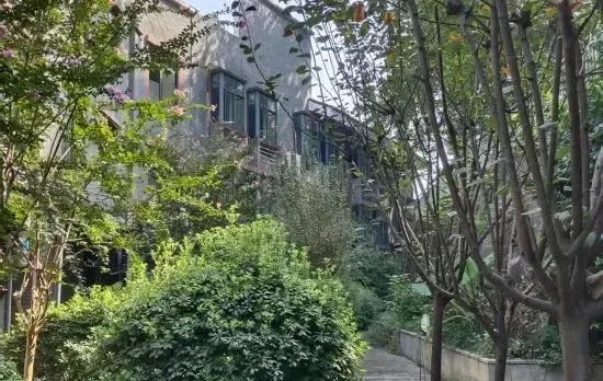 Jiangshang Mingzhu Hotel (Liziba Light Rail Station E'ling Second Factory)
