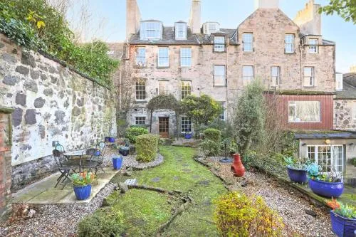 JOIVY Beautiful apartment, private garden, Calton Hill