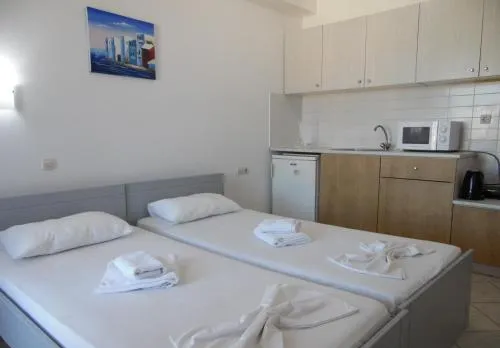 Mikes Beach Apartments & Studios