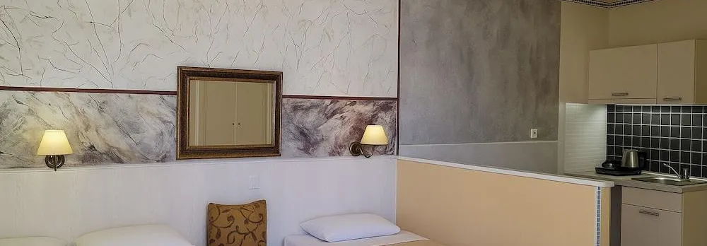 Apartment - Sleeps 10 - Parking - Garden - Pool