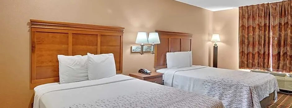 HomeTown Inn & Suites