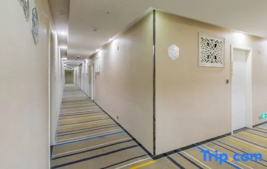 Zsmart Hotel (Shanghai Train Station Zhongshan North Road Subway Station)