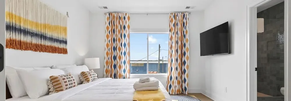 The Lodge & That 70s Show by Avantstay Two Stylish Condos + Hot Tub + Rooftop Lounge + Near Downtown