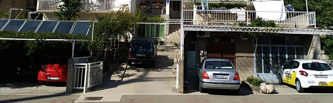 Apartments with Parking Space Makarska - 9696