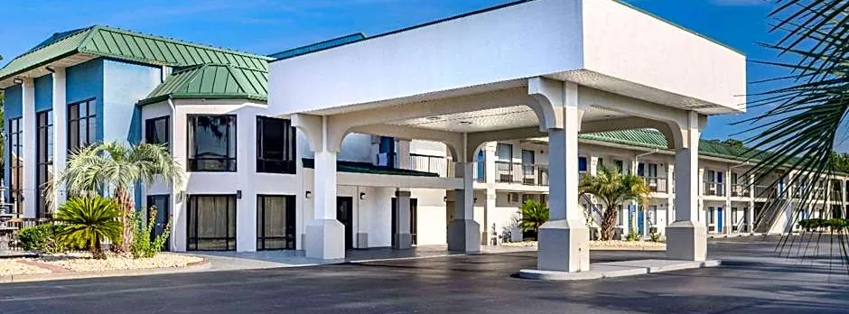 Days Inn & Suites by Wyndham Savannah Midtown