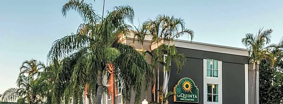 La Quinta Inn & Suites by Wyndham Plantation at SW 6th St