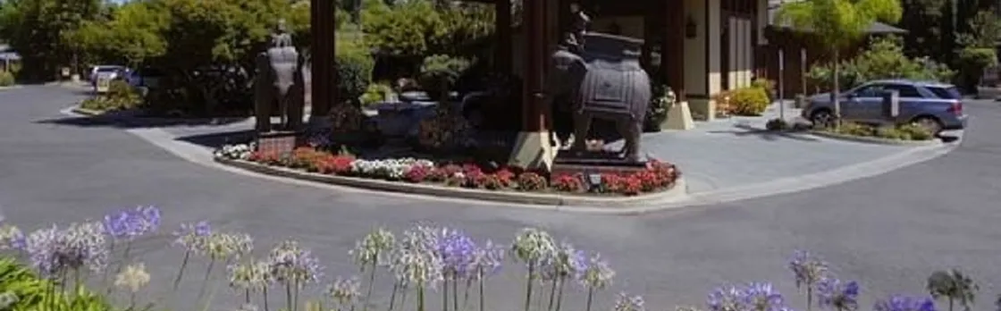 Dinah's Garden Hotel