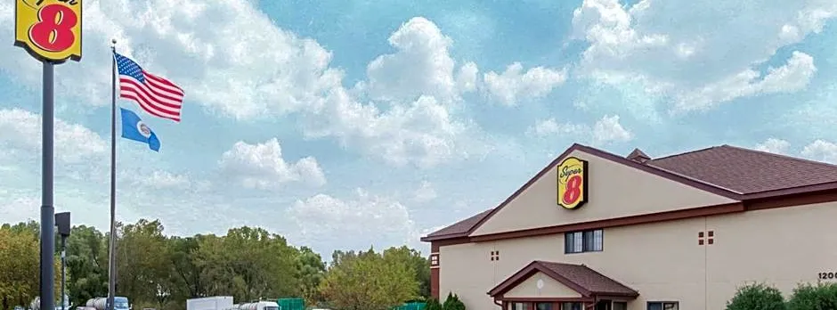 Super 8 by Wyndham Fairmont