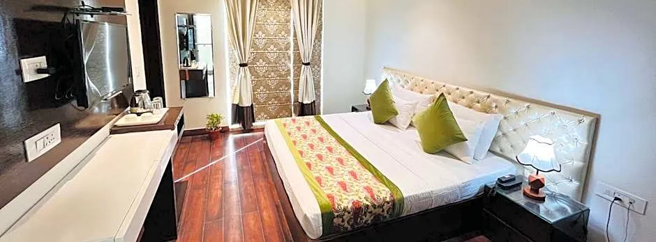 Hotel Aura IP Grand Near Karkardooma Metro Station