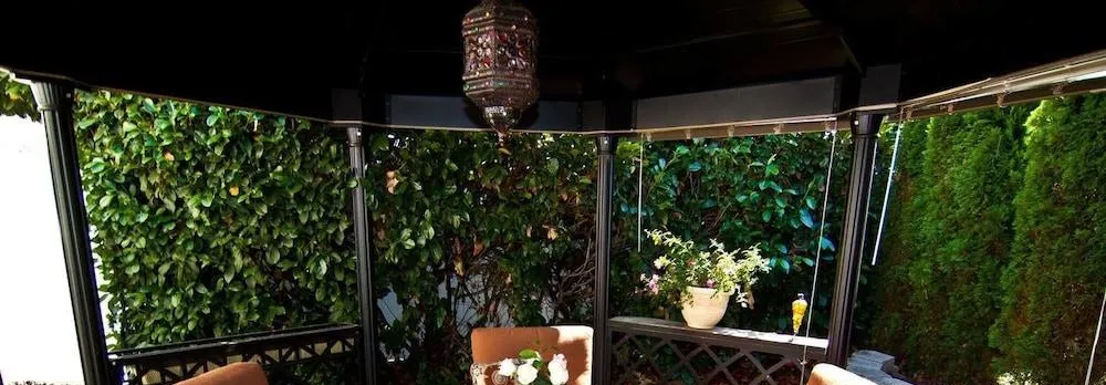 Lori Lanes 'Romeo Cottage' ~ 2 Bedroom ~ Downtown