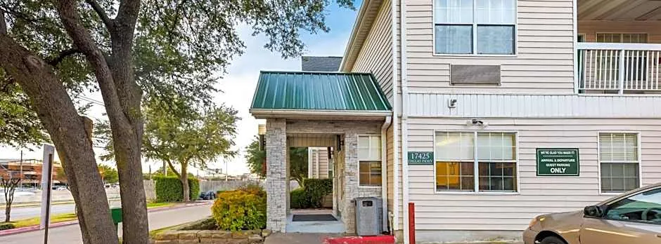 HomeTowne Studios By Red Roof Dallas - North Addison/ Tollway