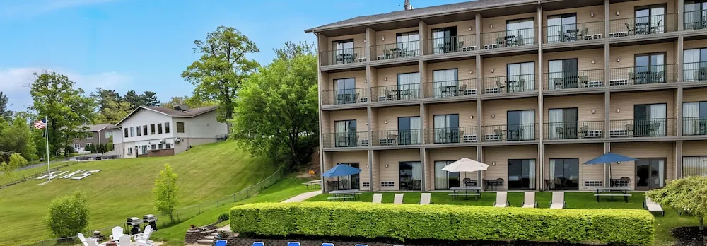 Beachfront Hotel Houghton Lake