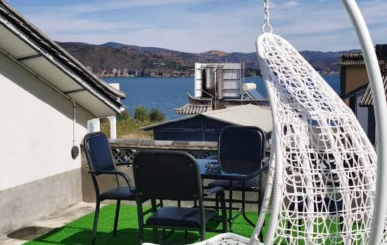 Can reside in a high-end villa (Longkan Wharf)