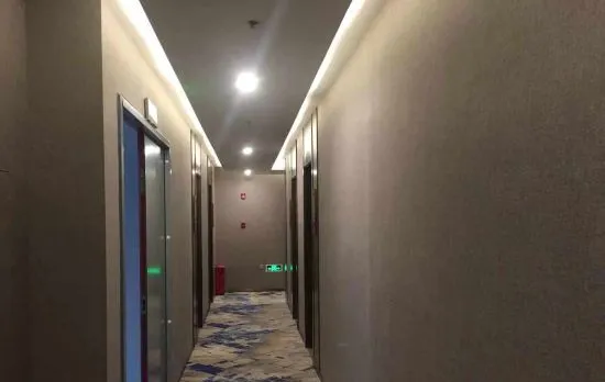 yunshangsenlin Hotel (Shanghai Chenghuangmiao Xiaonanmen Subway Station)