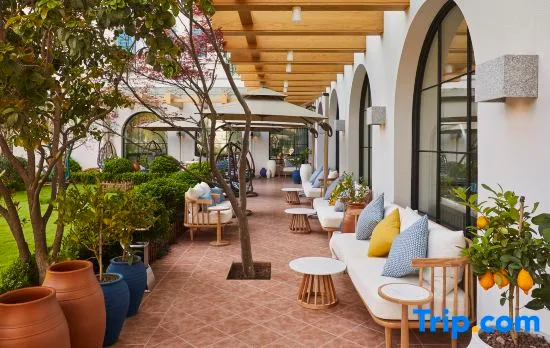 Ou Xia Mediterranean Hotel (Shanghai Xinzhuang Subway Station North Square Branch)