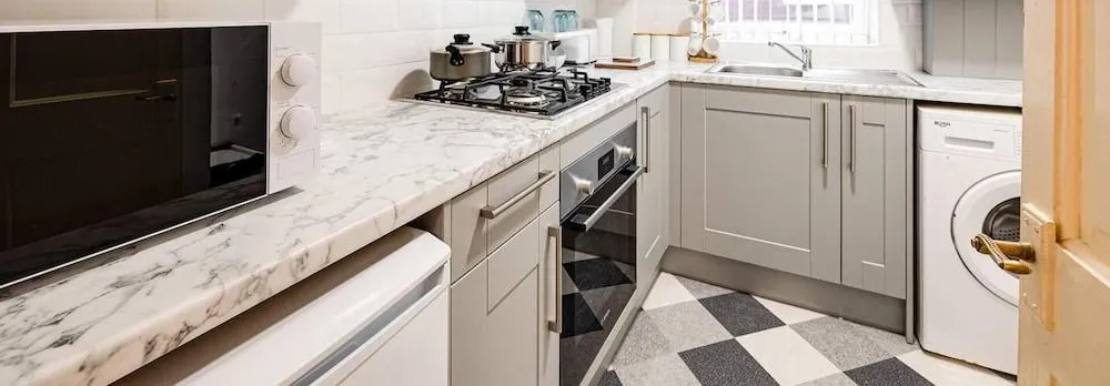 Lovely 2 Bedroom Apartment with Fireplace