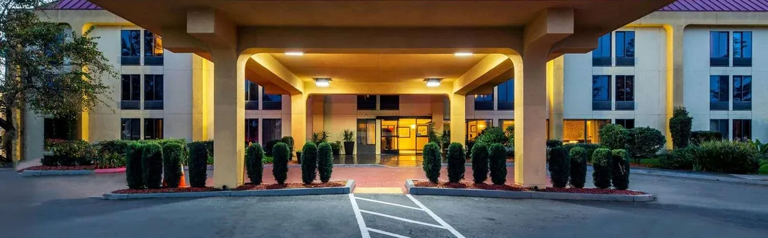 La Quinta Inn & Suites by Wyndham Oakland Airport Coliseum