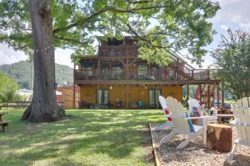 3 Mi to Great Smoky Mtn NP: Riverfront Retreat