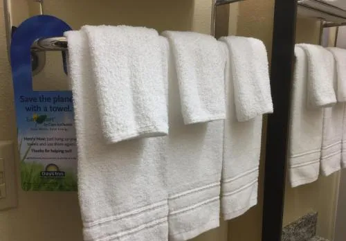 Days Inn & Suites by Wyndham Commerce
