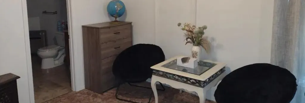 Quiet upstairs studio close to town 420 friendly