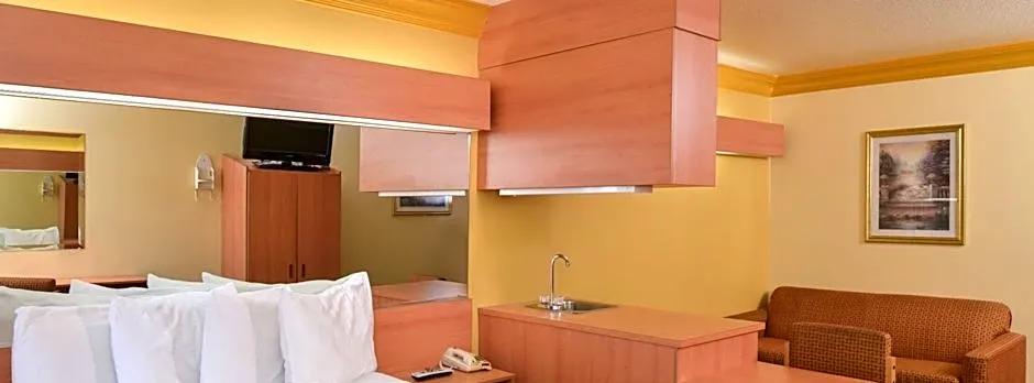 H3 Inn & Suites - LAX Aiport - Los Angeles