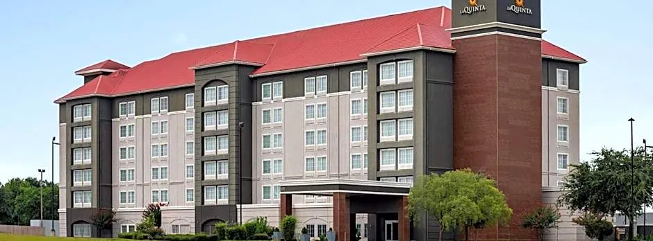 La Quinta Inn & Suites by Wyndham Arlington North 6 Flags Dr