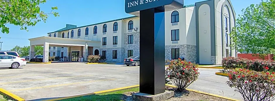 Quality Inn & Suites Near Tanger Outlet Mall