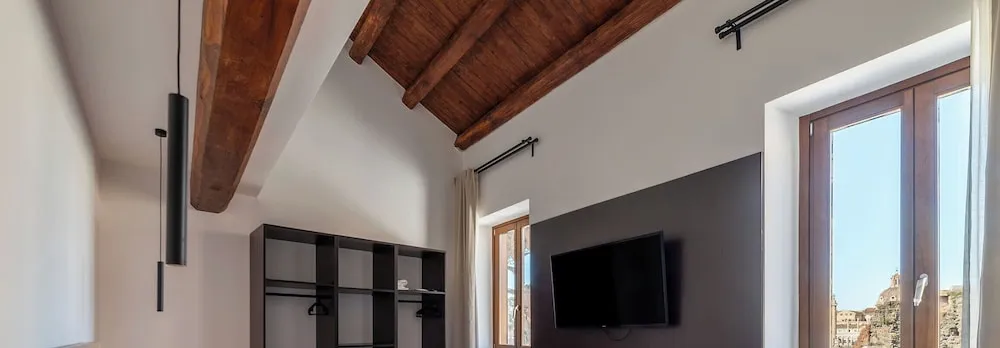 Stylish 2-Bedroom Stays near Colosseum