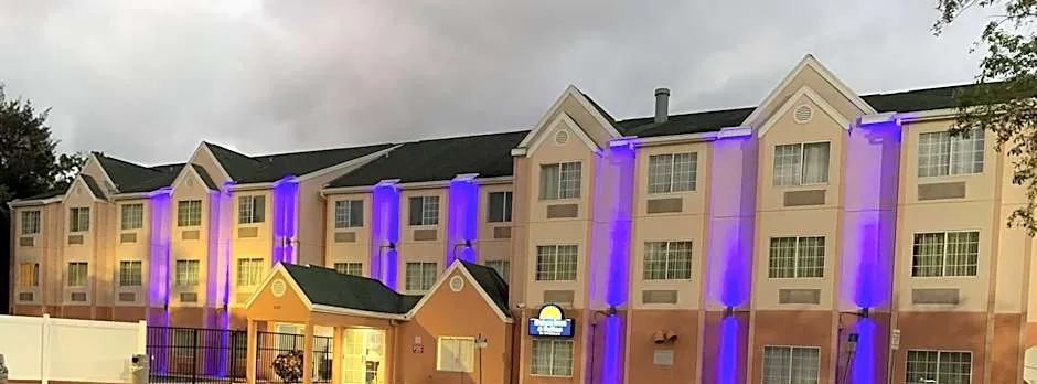 Days Inn & Suites by Wyndham Tampa / Raymond James Stadium