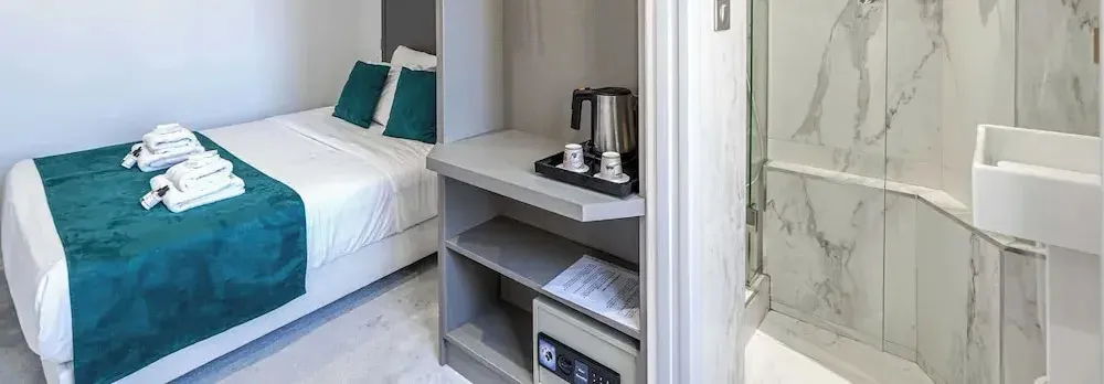 Hotel Avaton - Cosy Bedroom - Cannes Centre