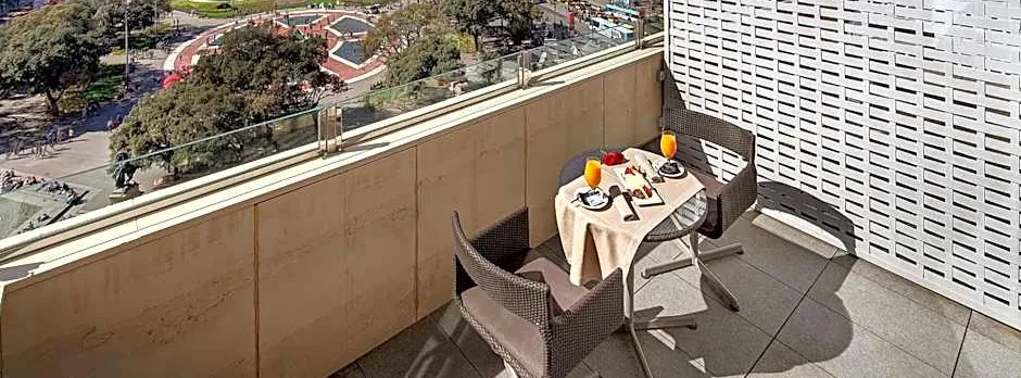 Olivia Plaza Hotel