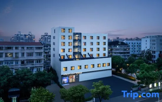 Shanghai Wujiaochang Huangxing Road Subway Station Light Residence Hote