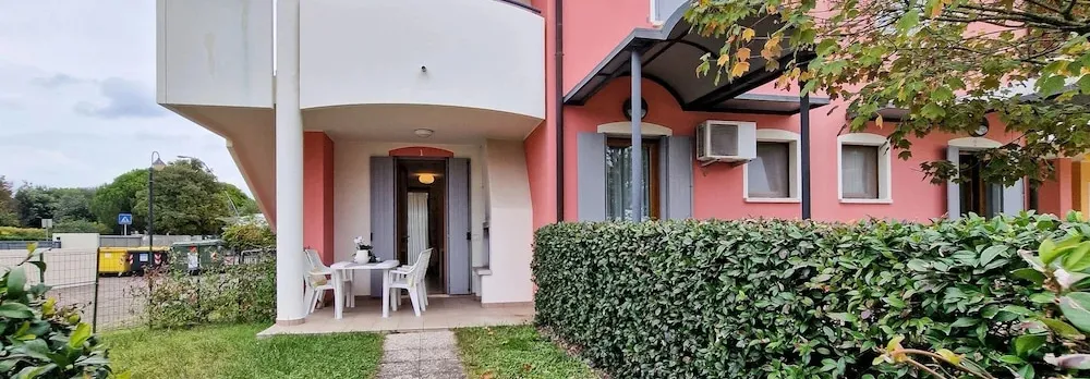 Garden Apartment With Pool in Holiday Village