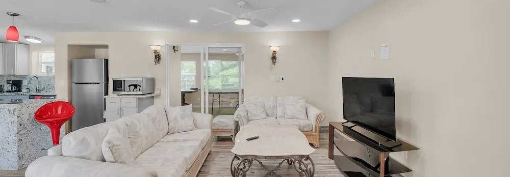 Elwood Park Gem: Spacious 3br Prime Location 3 Bedroom Home